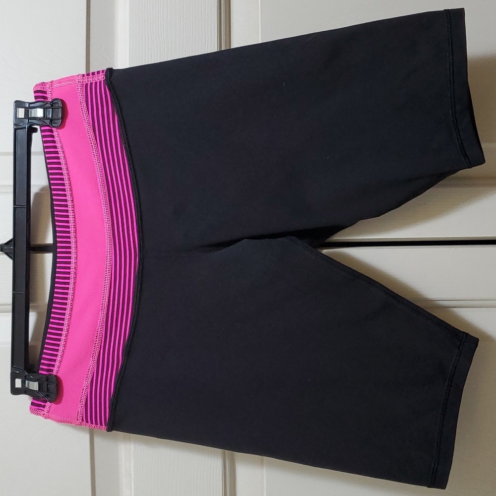 Lululemon Reverse Groove Short bike shorts black hot pink stripe size 6